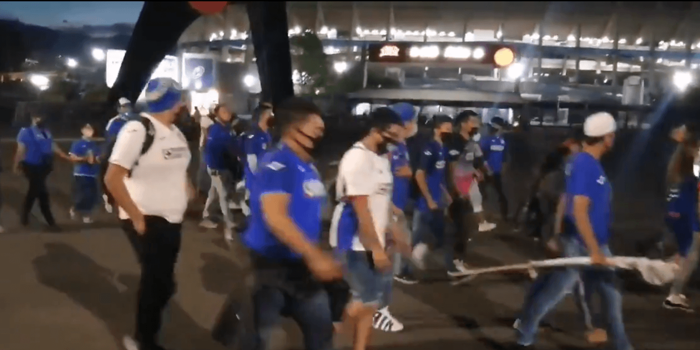 Afición de Cruz Azul llega en masa al estadio Azteca en la ...