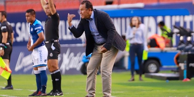 Juan Reynoso raises his hand and offers to be the new coach of Cruz Azul