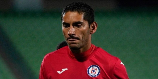 Carlos Hermosillo recovers for Jesus Corona in Cruz Azul