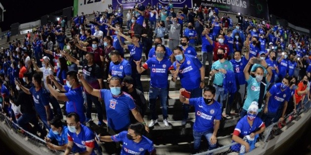 Cruz Azul fans are seen with FC Juárez on the 13th
