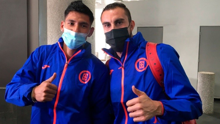 Uriel Antuna y Alejandro Mayorga ya posaron con el escudo de Cruz Azul.