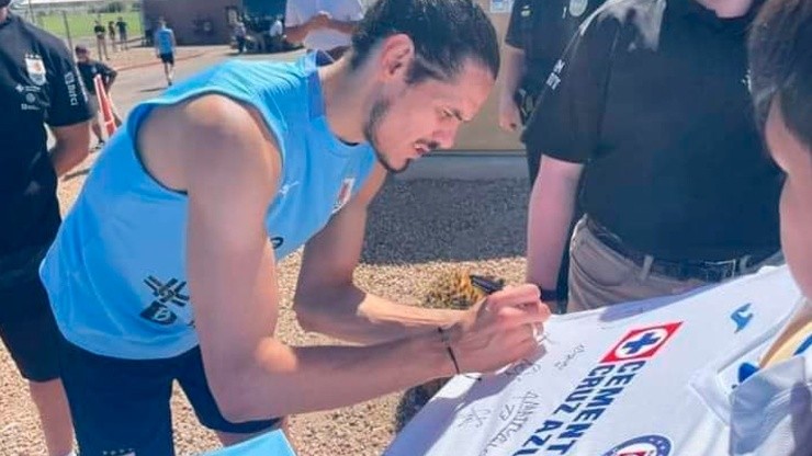 Edinson Cavani firmó una camiseta de Cruz Azul.