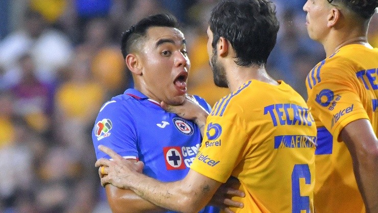 Charly Rodríguez fue agredido por Juan Pabló Vigón en el duelo de Cruz Azul ante Tigres.