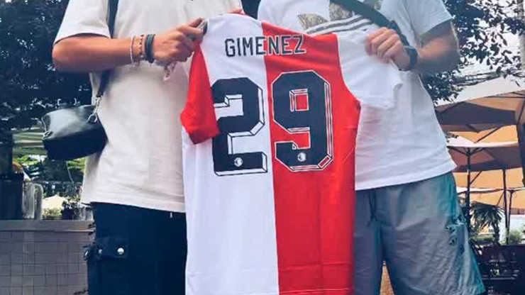 Santi Giménez ya comenzó a repartir en México su camiseta del Feyenoord.