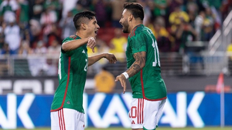 Antuna y Vega, el dúo tamarindo, celebran el gol ante Colombia