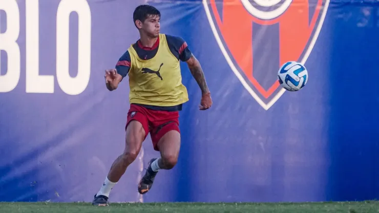 Robert Morales es un futbolista de 24 años que se destaca como centro delantero.
