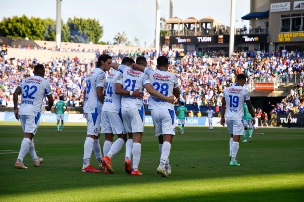 Cruz Azul celebrando uno de los tantos